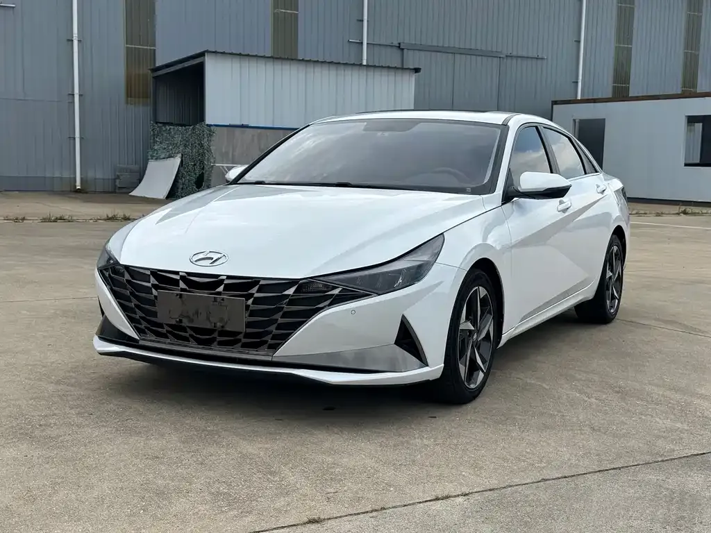 Hyundai Elantra — фото 1