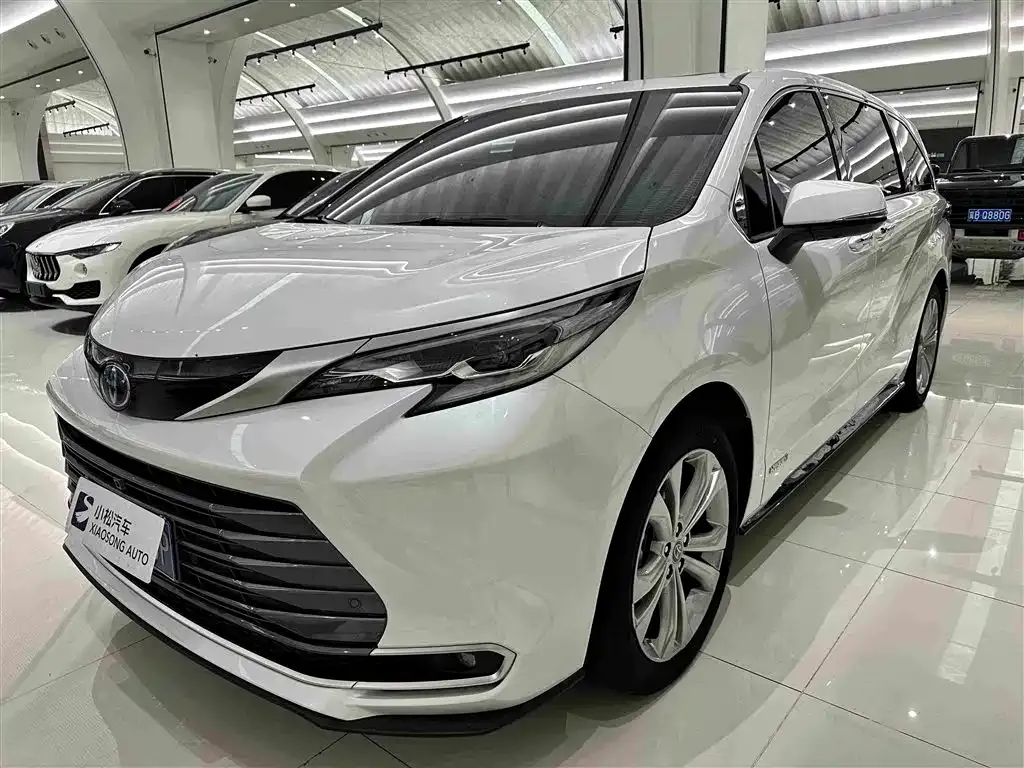 Toyota Sienna — фото 1