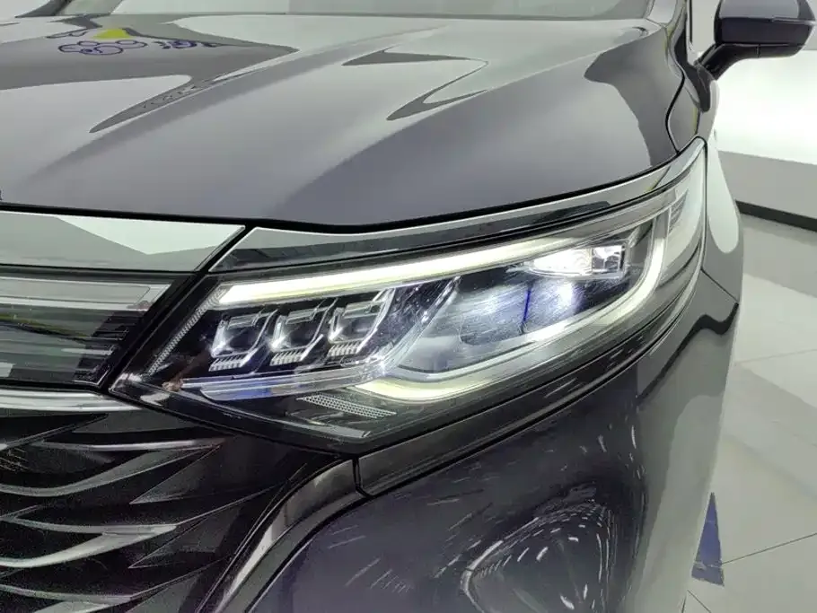 Roewe iMAX8 — фото 9