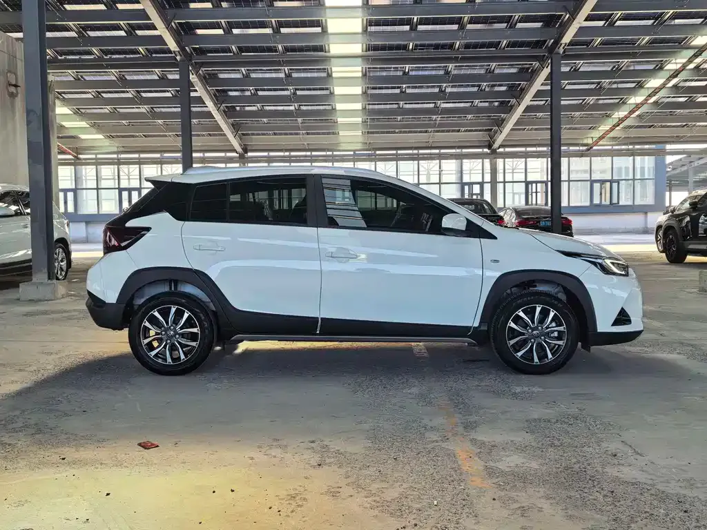 Toyota Yaris L — фото 3
