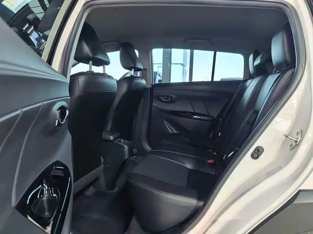 Toyota Yaris L — фото 10