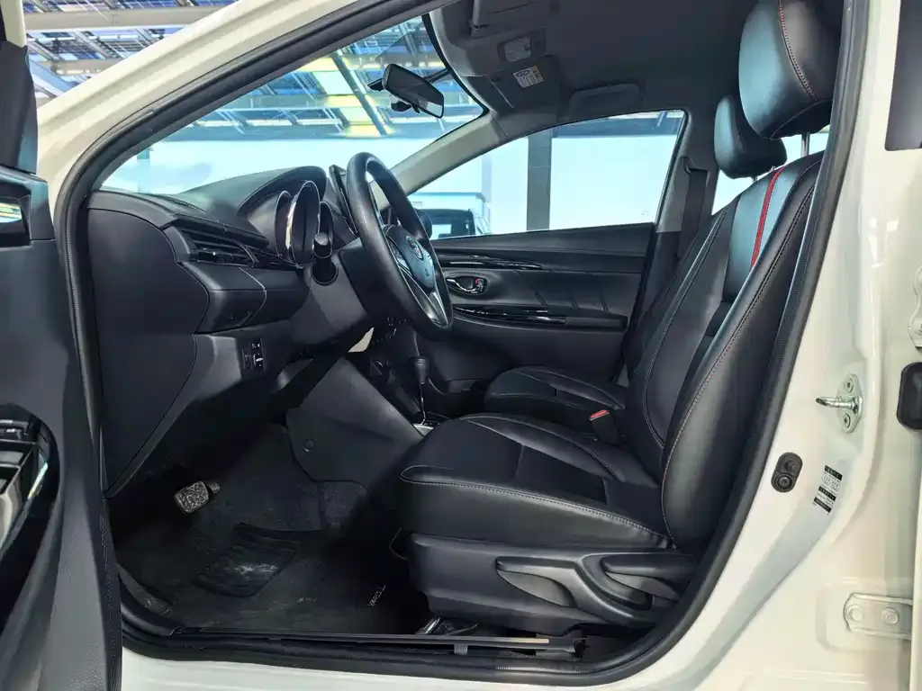 Toyota Yaris L — фото 7