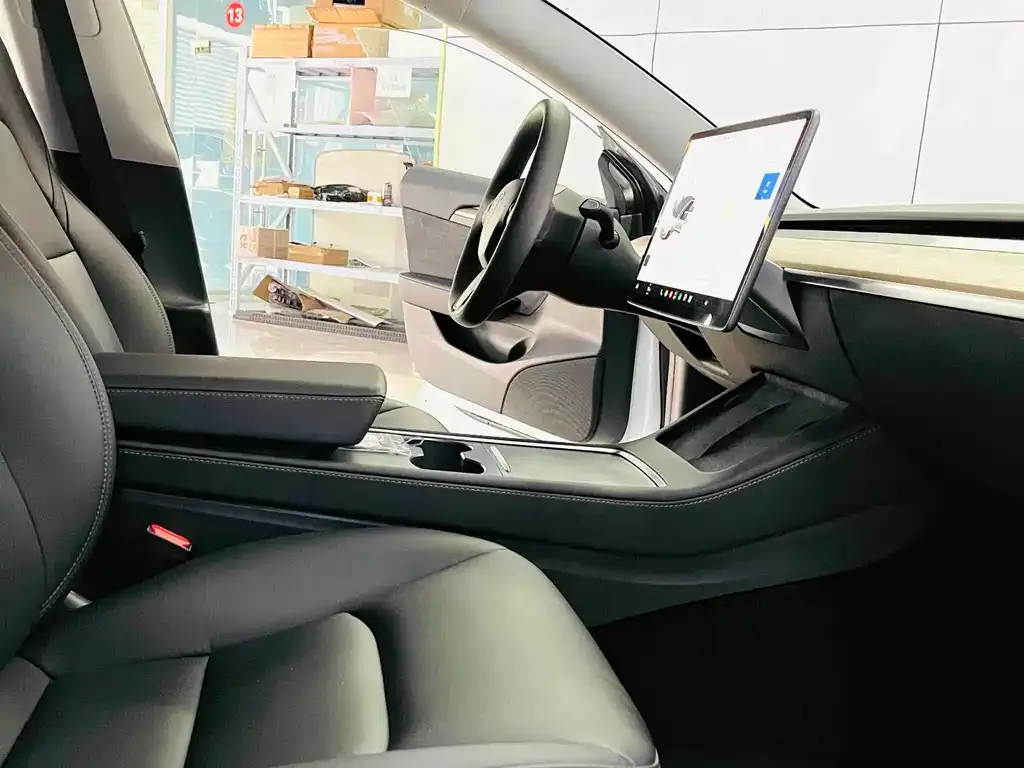 Tesla Model 3 — фото 10
