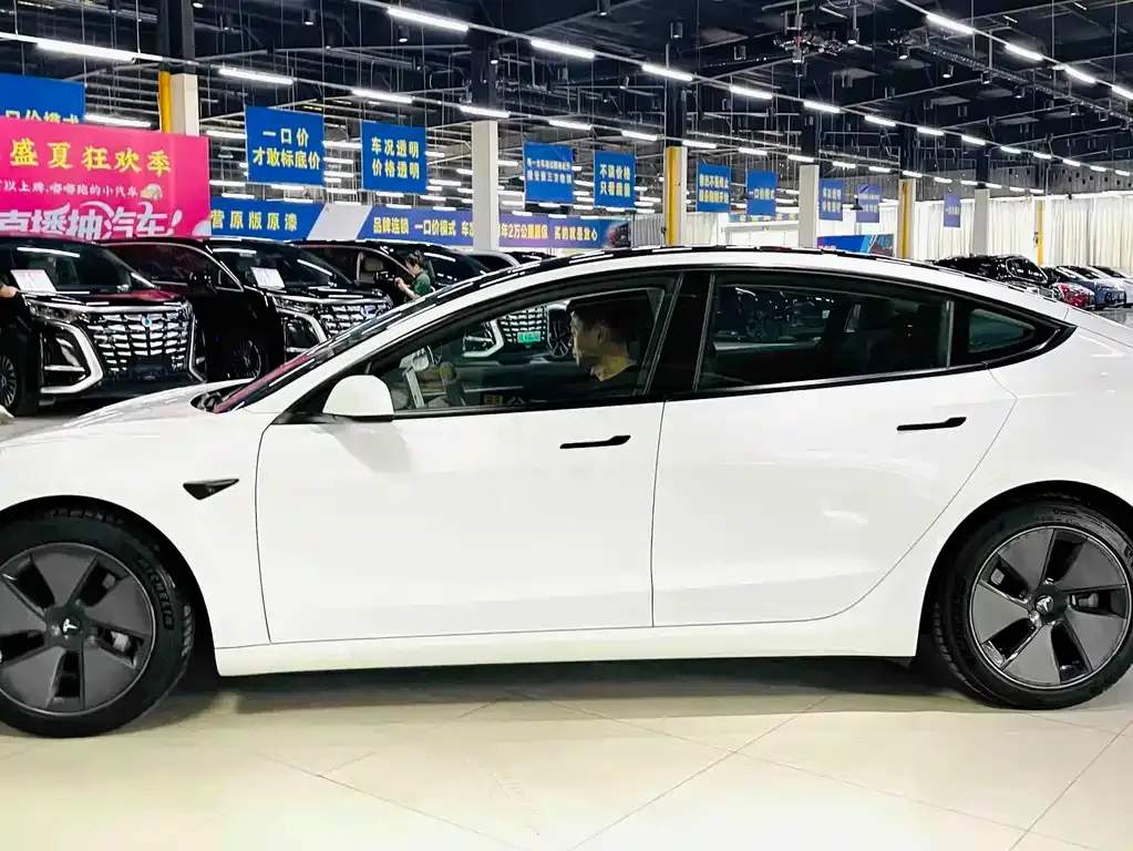 Tesla Model 3 — фото 9