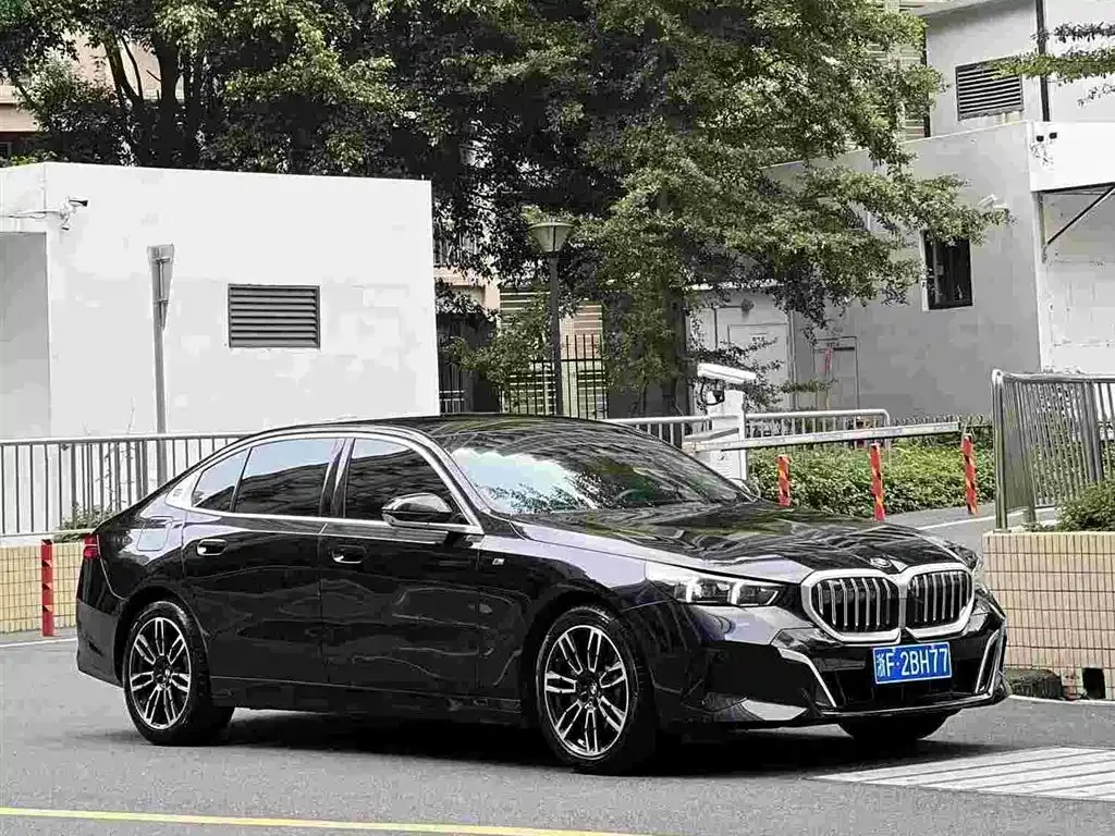 BMW 5 Series — фото 1
