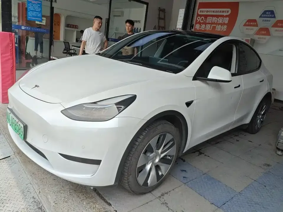 Tesla Model Y — фото 1