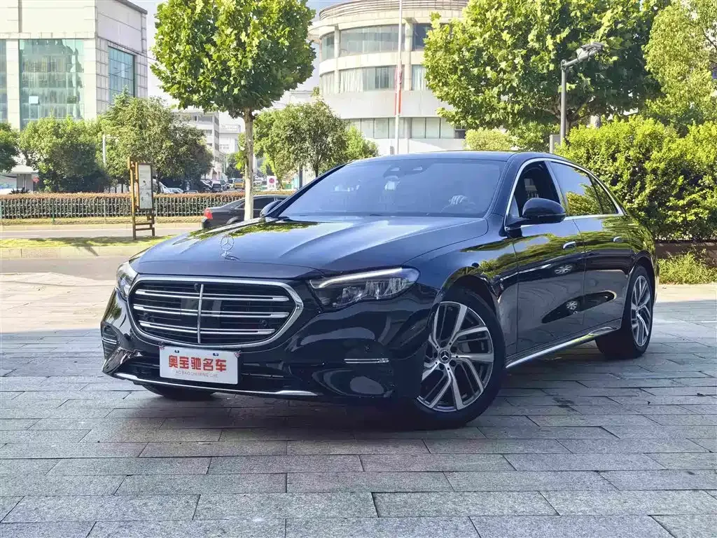 Mercedes-Benz E-Class — фото 1