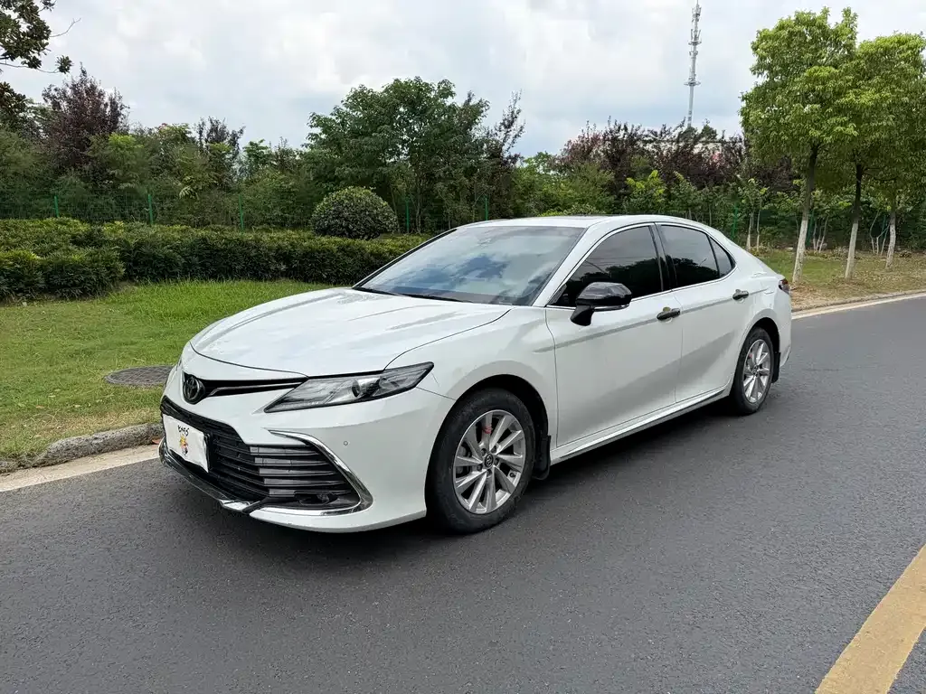 Toyota Camry — фото 1