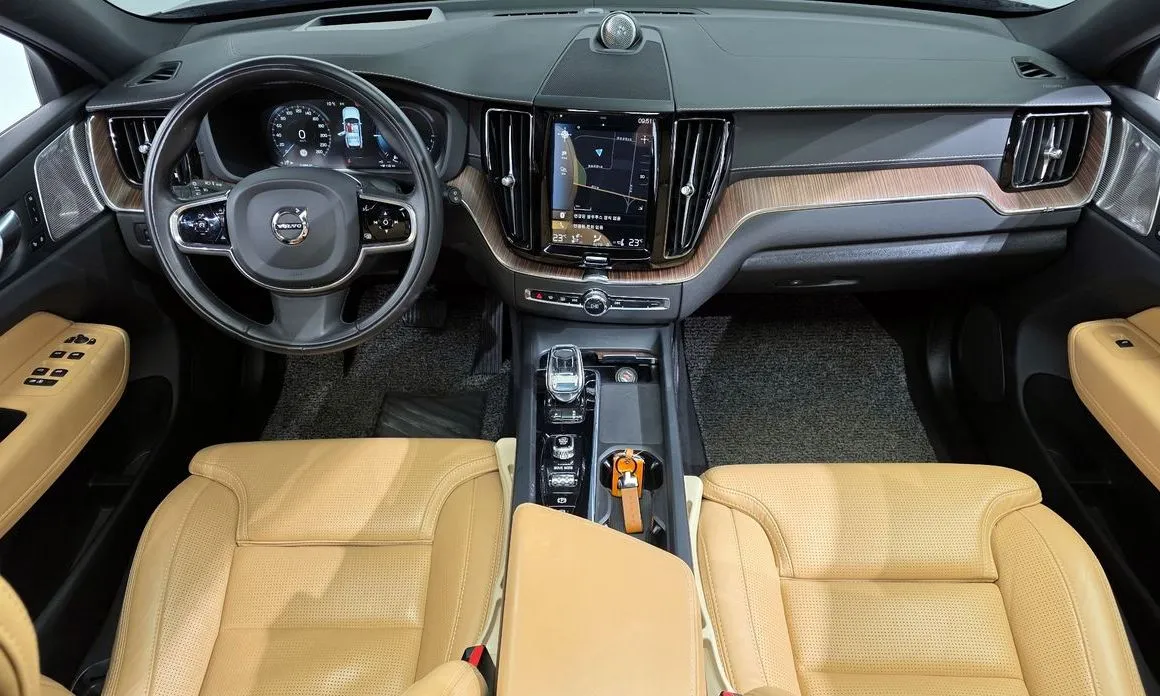 Volvo XC60 — фото 10