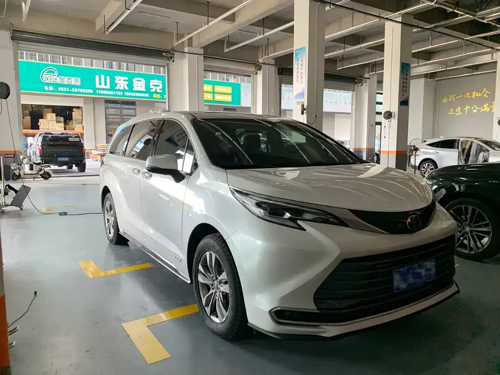 Toyota Sienna — фото 9