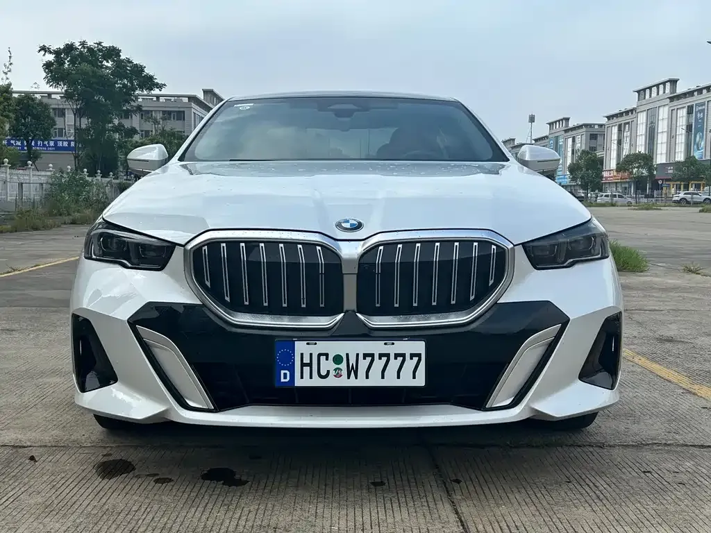 BMW 5 Series — фото 1