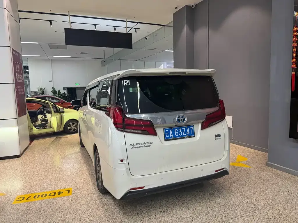 Toyota Alphard — фото 3