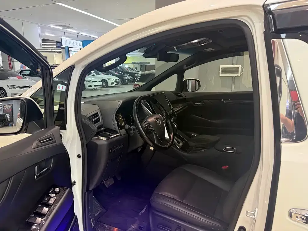 Toyota Alphard — фото 2