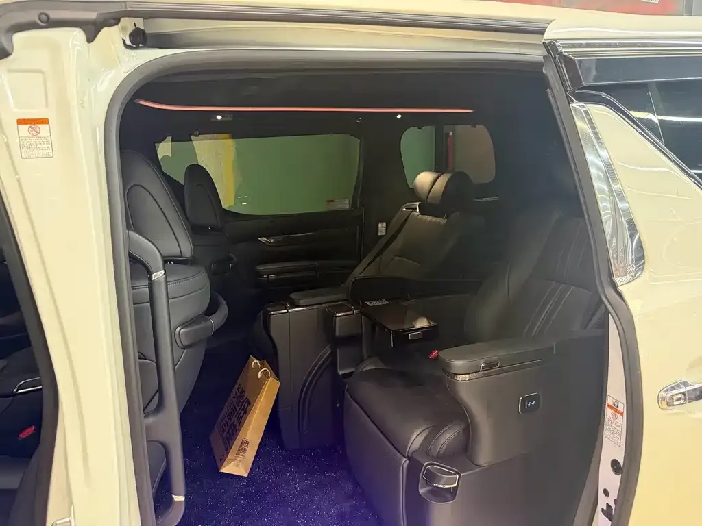 Toyota Alphard — фото 4