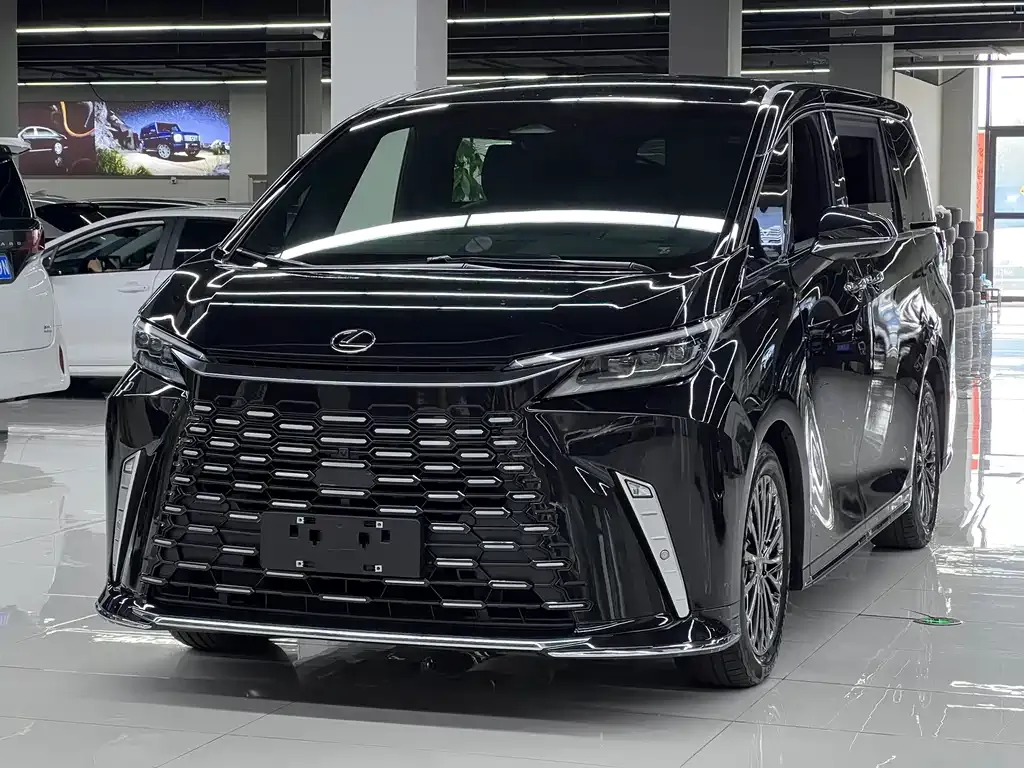 Lexus LM — фото 1
