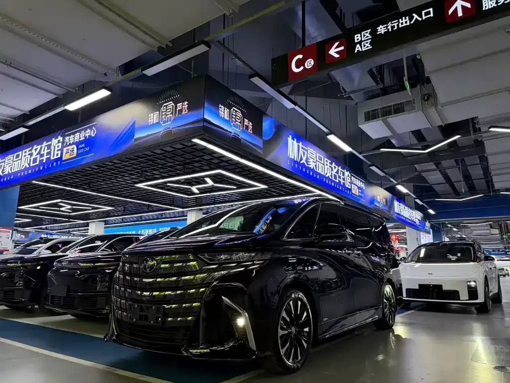Toyota Alphard — фото 1