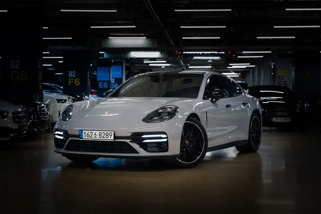 Porsche Panamera — фото 1