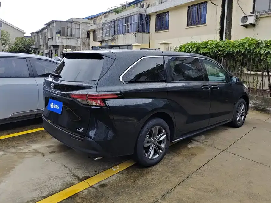 Toyota Sienna — фото 10
