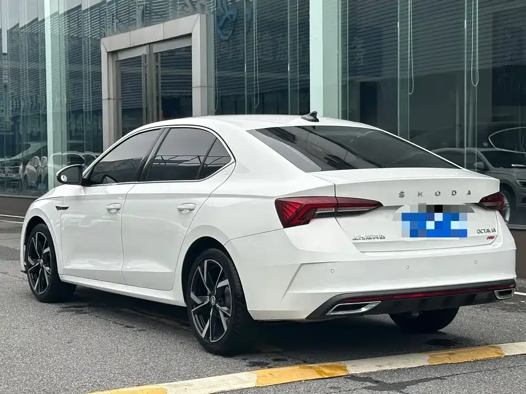 Skoda Octavia — фото 2