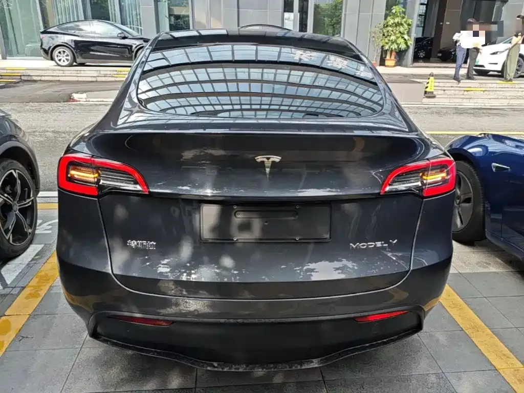 Tesla Model Y — фото 8
