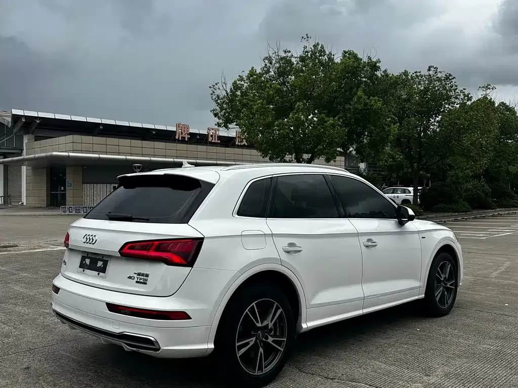 Audi Q5L — фото 5