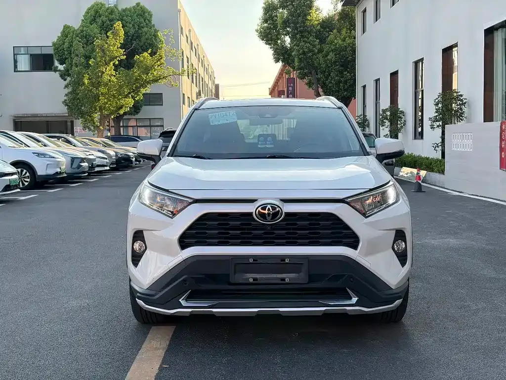 Toyota RAV4 — фото 9