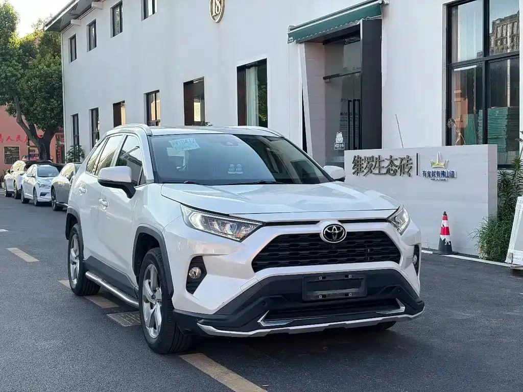 Toyota RAV4 — фото 8