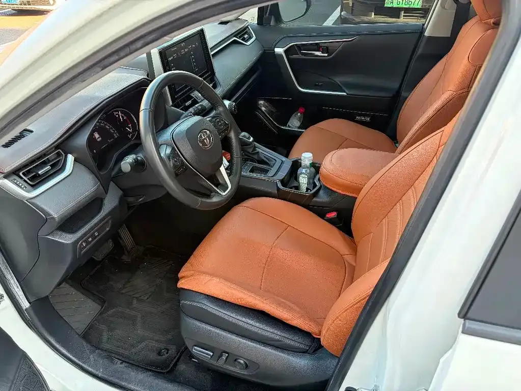 Toyota RAV4 — фото 7