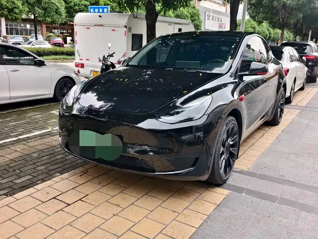Tesla Model Y — фото 1