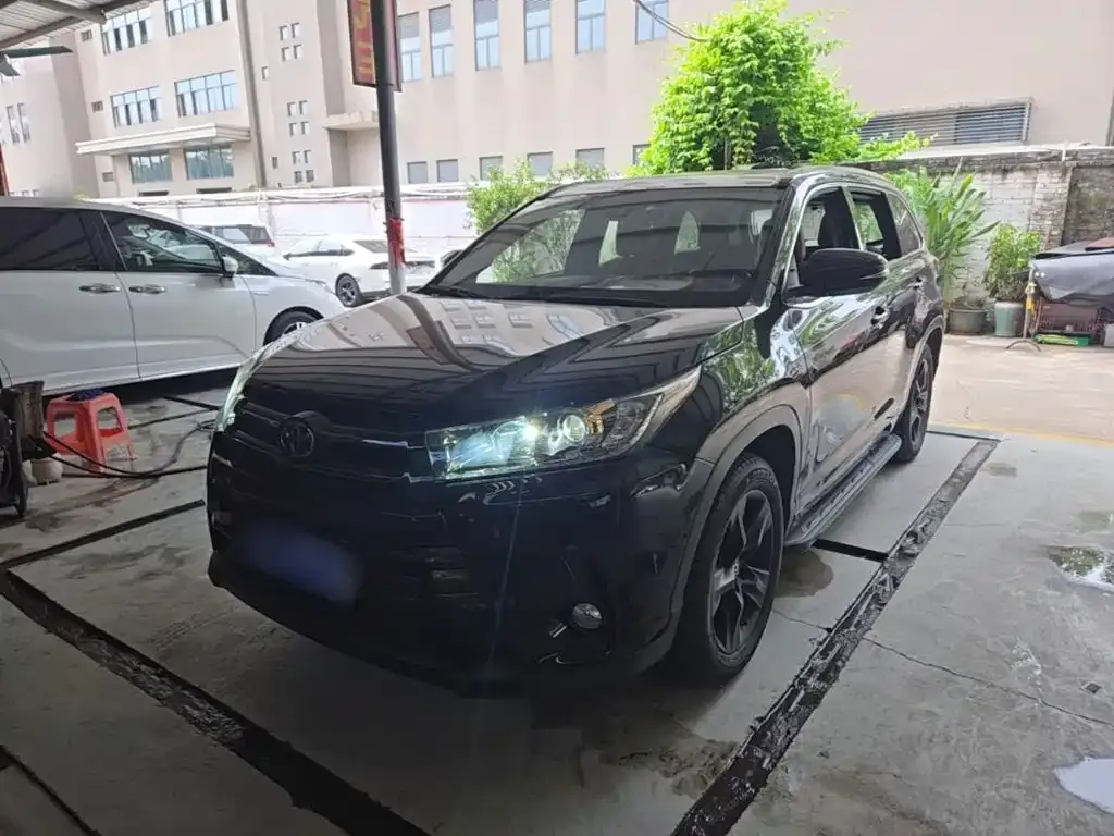 Toyota Highlander — фото 1