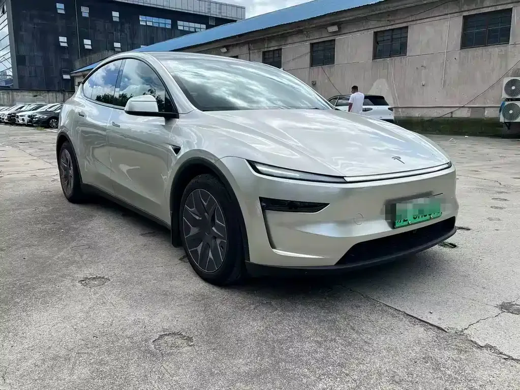 Tesla Model Y L — фото 8