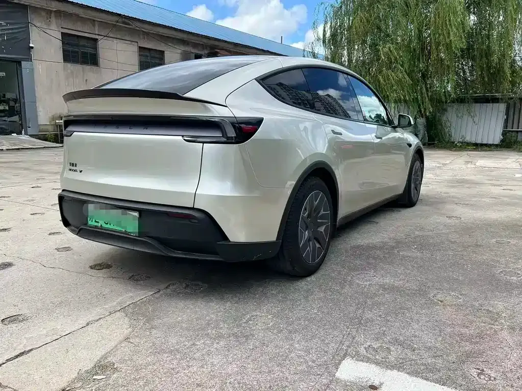 Tesla Model Y L — фото 9