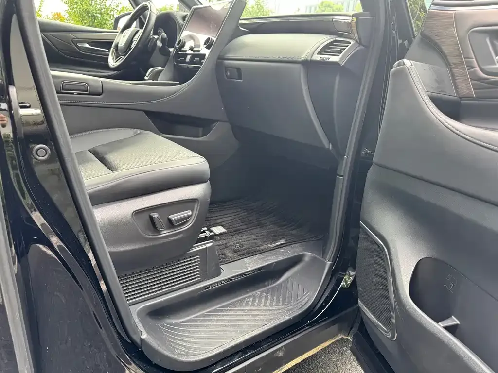 Toyota Vellfire — фото 3
