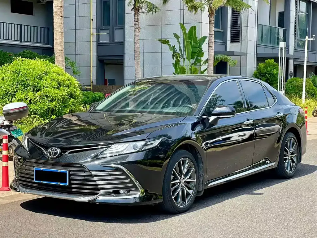 Toyota Camry — фото 1