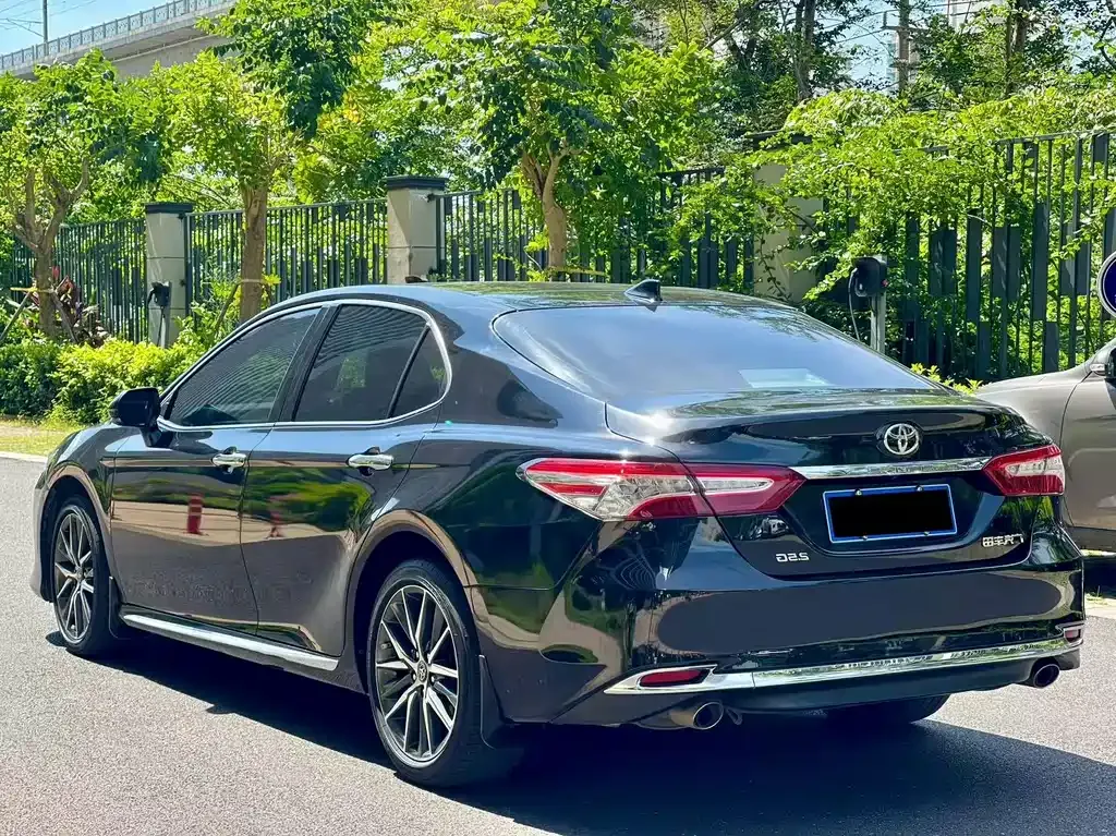 Toyota Camry — фото 10