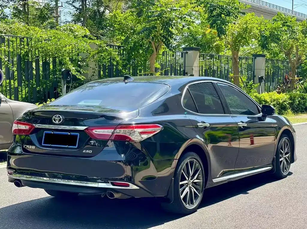 Toyota Camry — фото 5