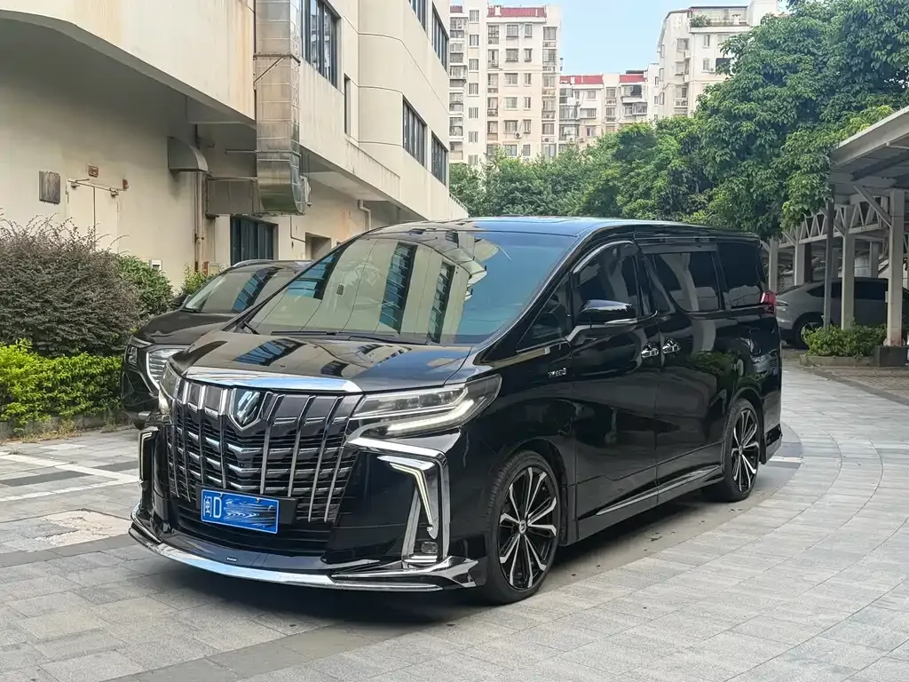 Toyota Alphard — фото 1