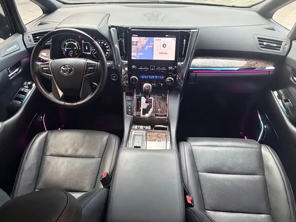 Toyota Alphard — фото 4