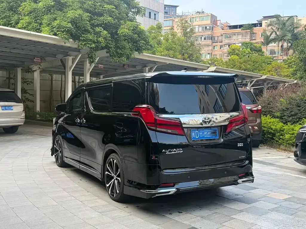 Toyota Alphard — фото 9