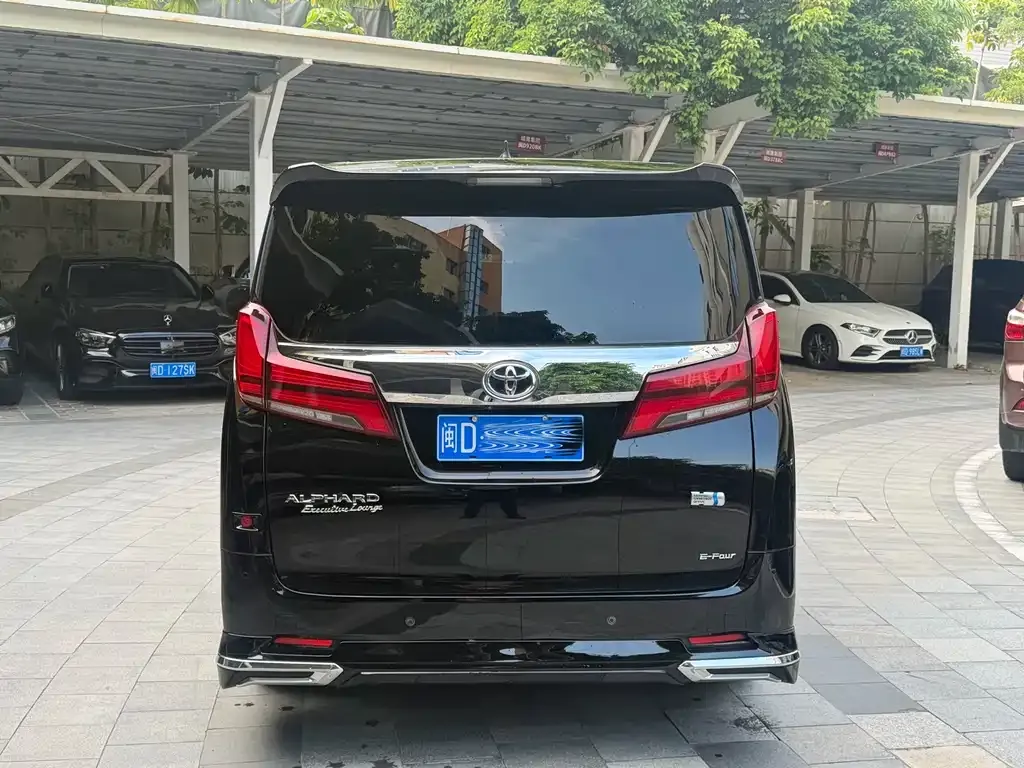 Toyota Alphard — фото 10