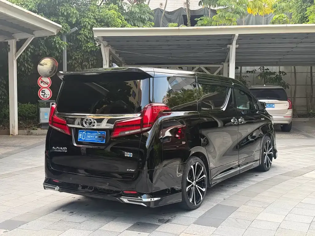 Toyota Alphard — фото 6
