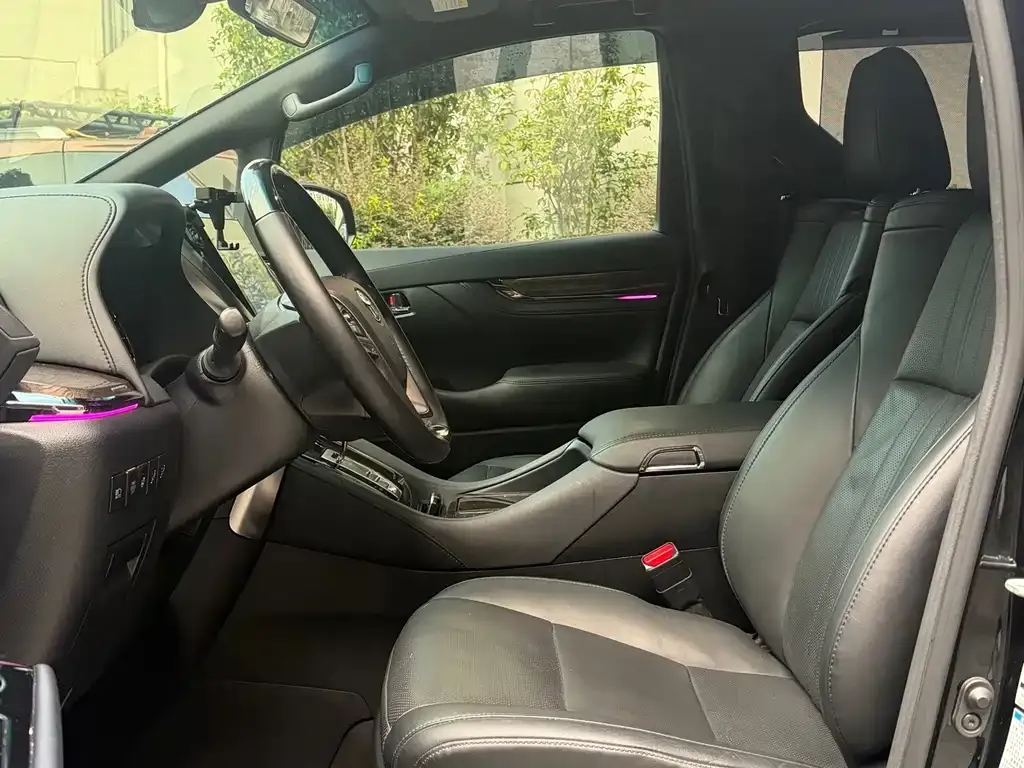 Toyota Alphard — фото 3
