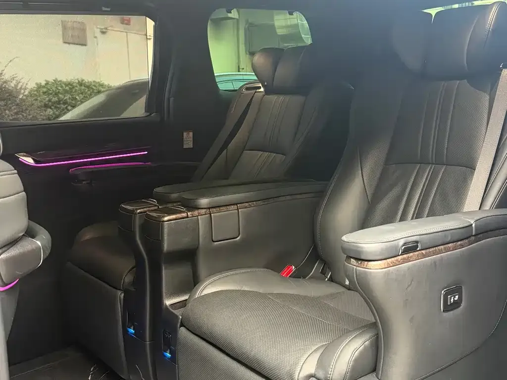 Toyota Alphard — фото 5
