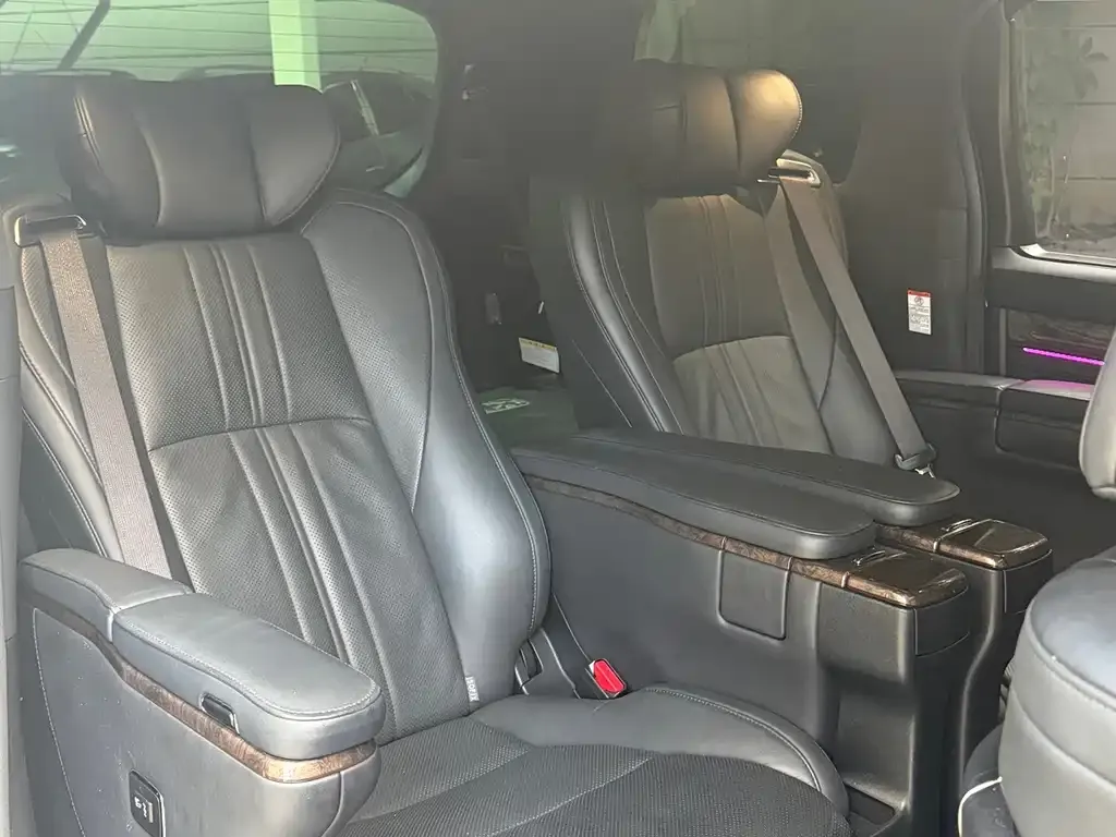 Toyota Alphard — фото 2