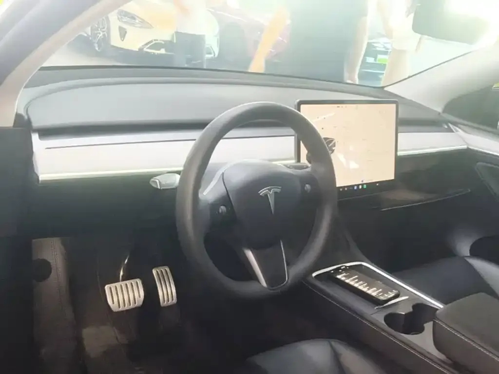 Tesla Model Y — фото 10