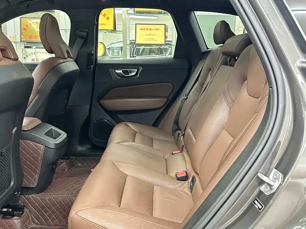 Volvo XC60 — фото 10