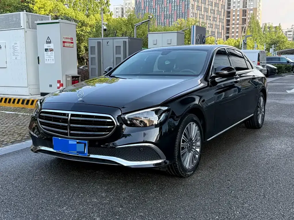 Mercedes-Benz E-Class — фото 1