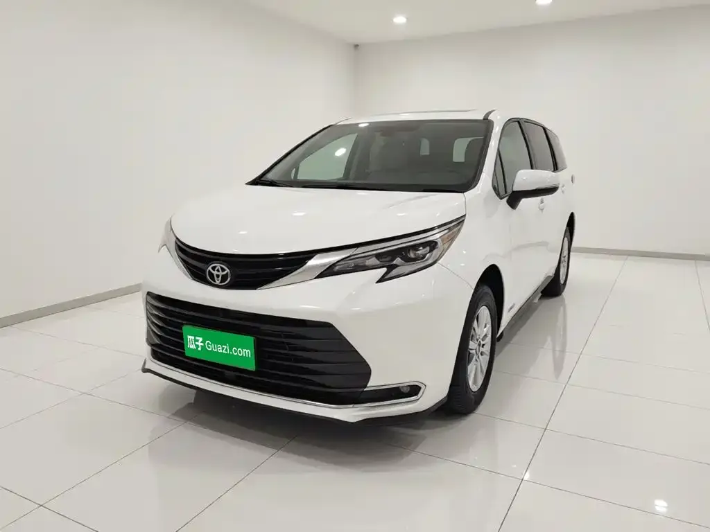 Toyota Sienna — фото 1