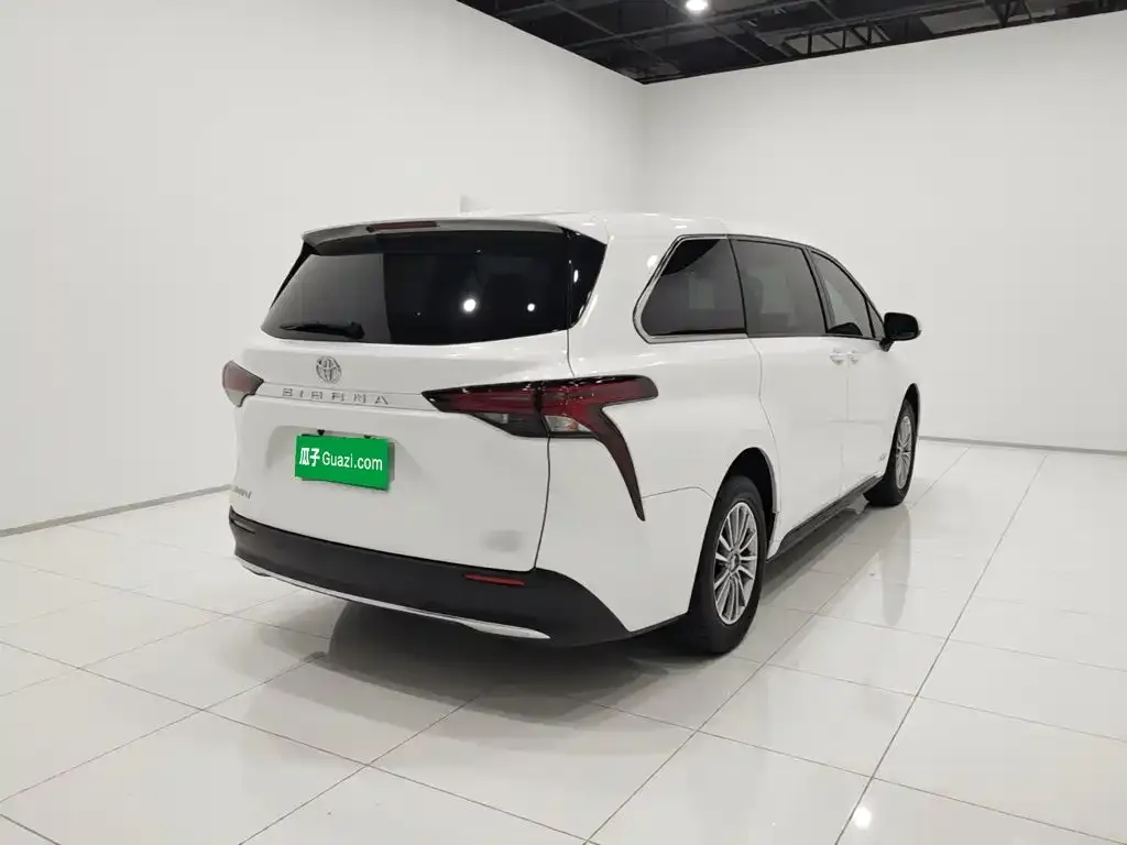 Toyota Sienna — фото 2