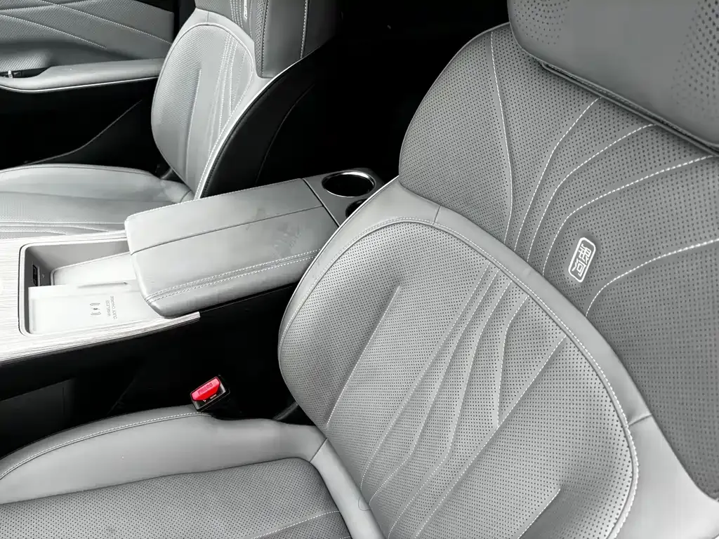 Geely Galaxy E8 — фото 10